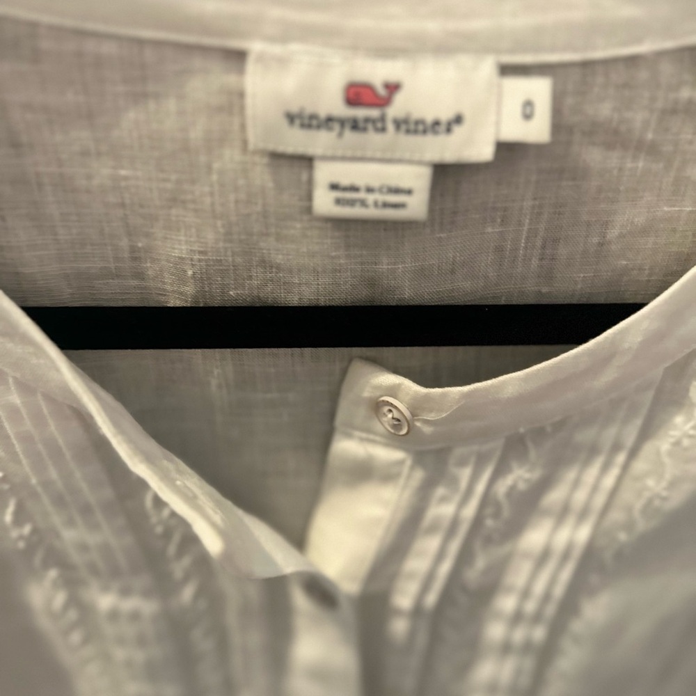 Vineyard vines 100% linen button down size 0. - Picture 3 of 7